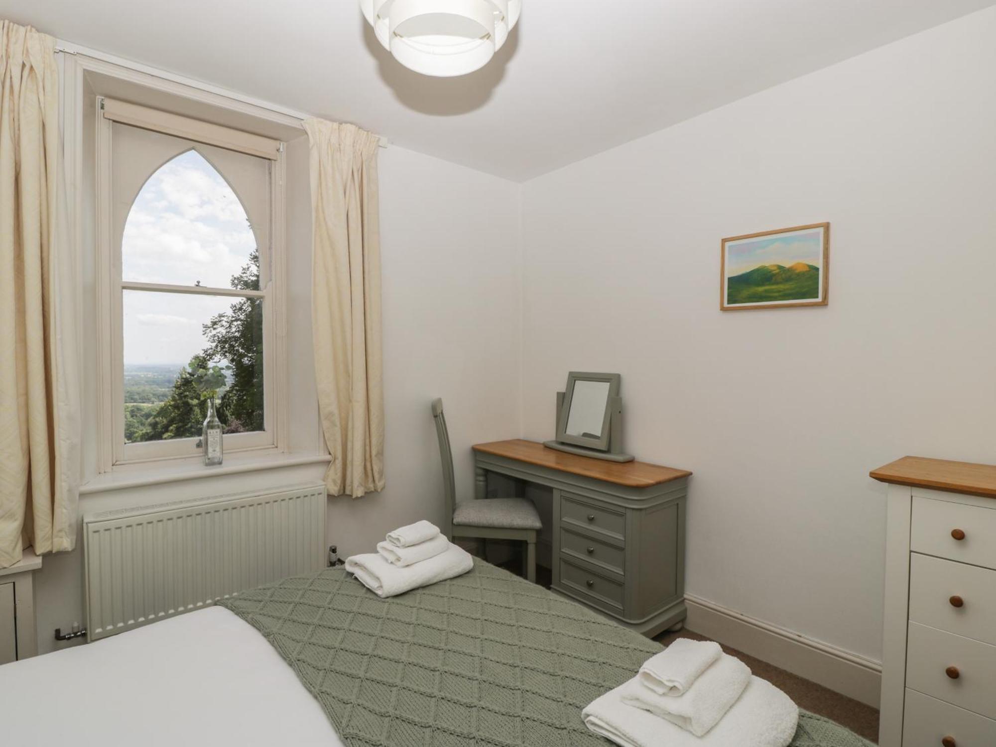 Amazing View Apartment Malvern Wells Екстериор снимка