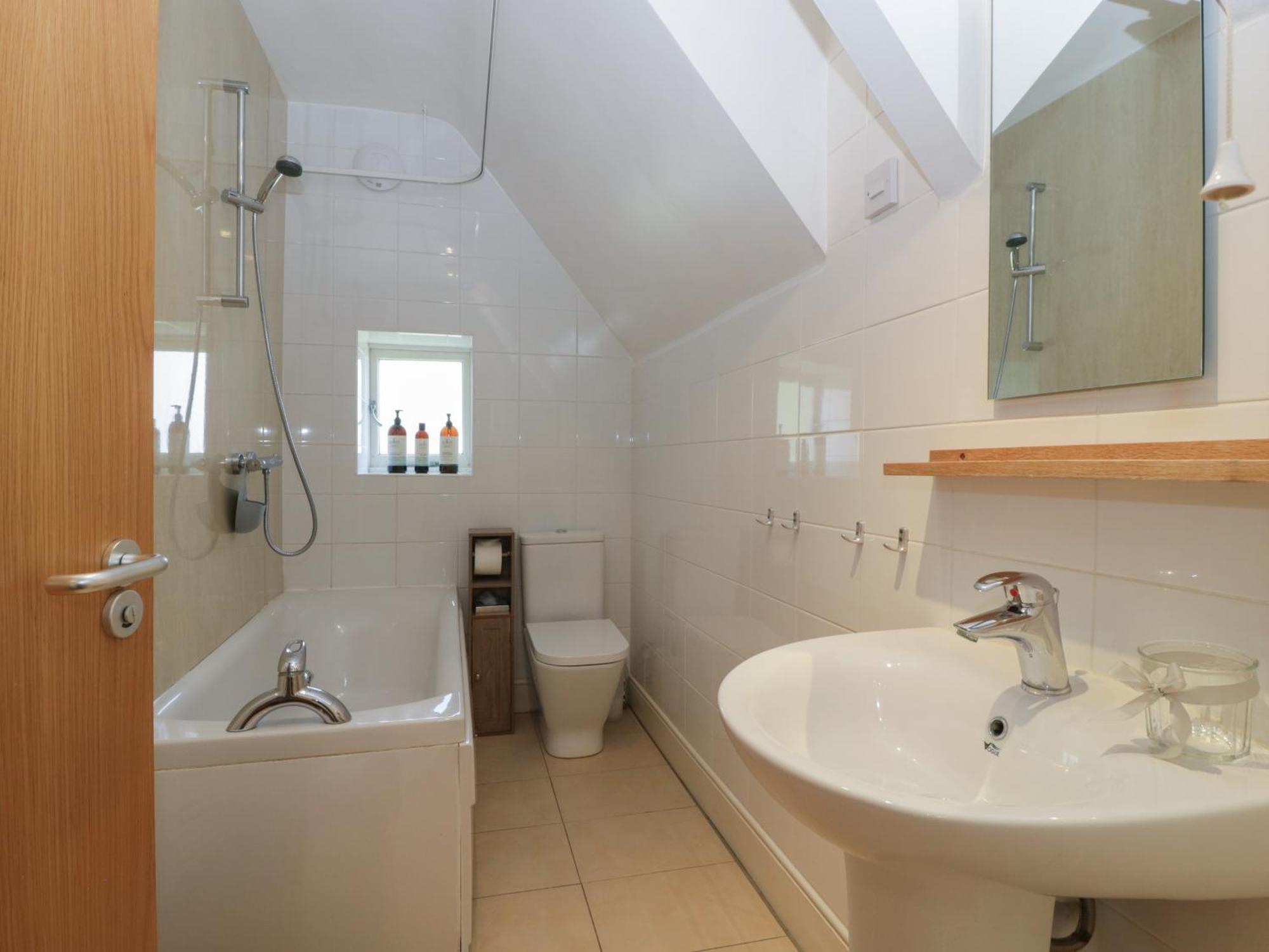 Amazing View Apartment Malvern Wells Екстериор снимка