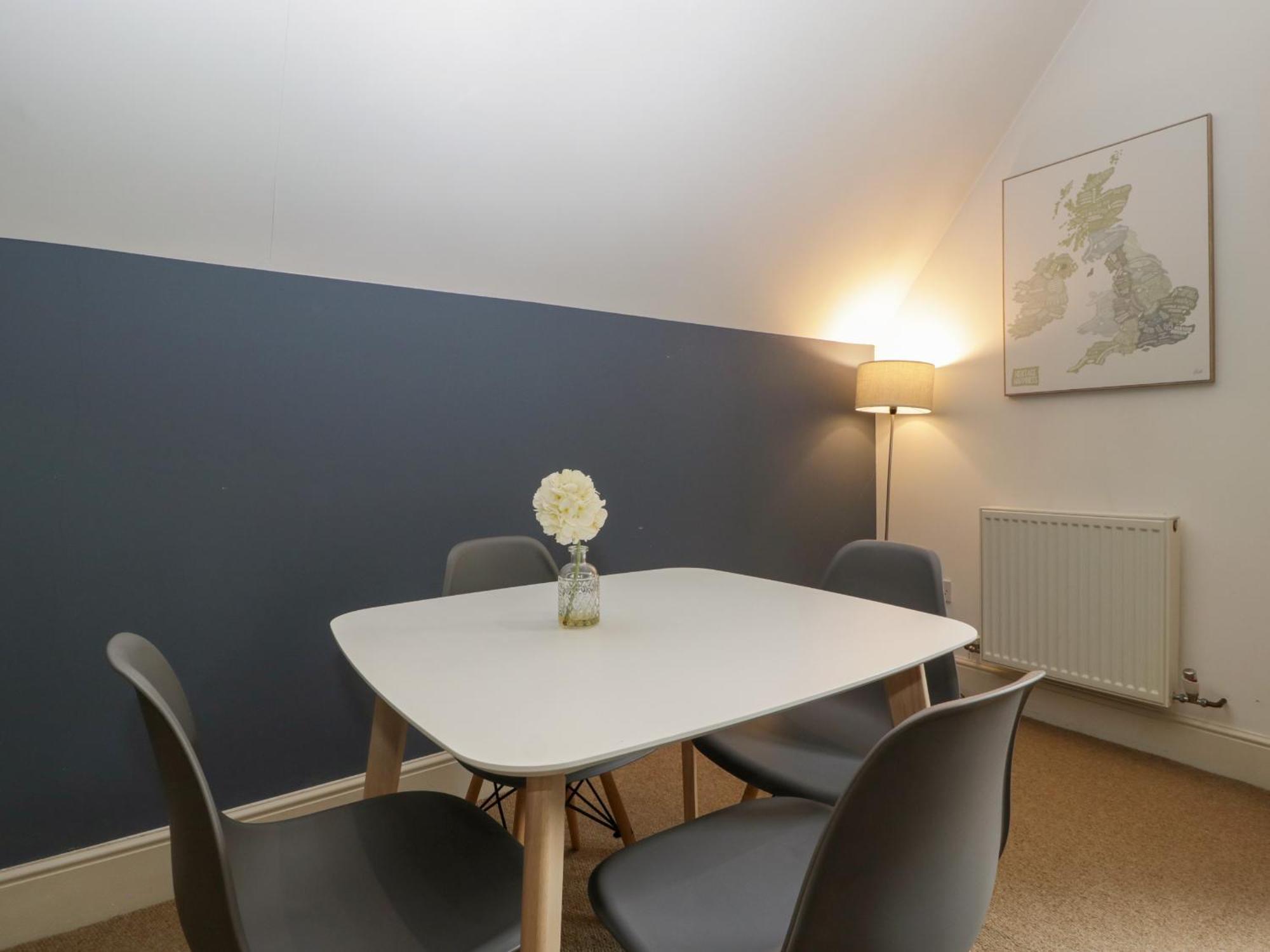Amazing View Apartment Malvern Wells Екстериор снимка