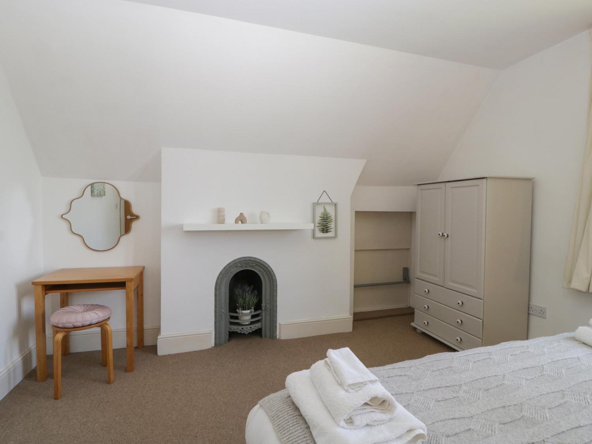 Amazing View Apartment Malvern Wells Екстериор снимка