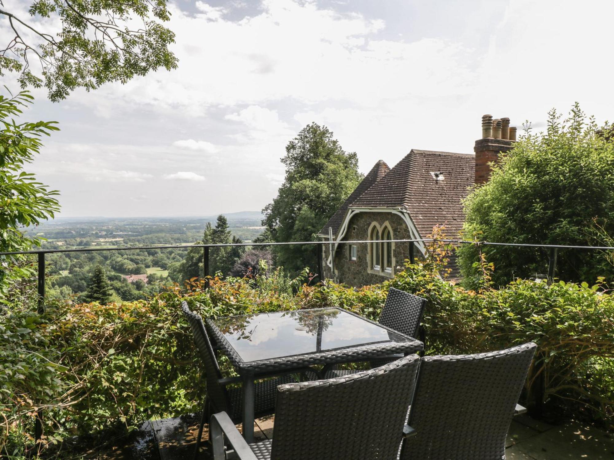 Amazing View Apartment Malvern Wells Екстериор снимка